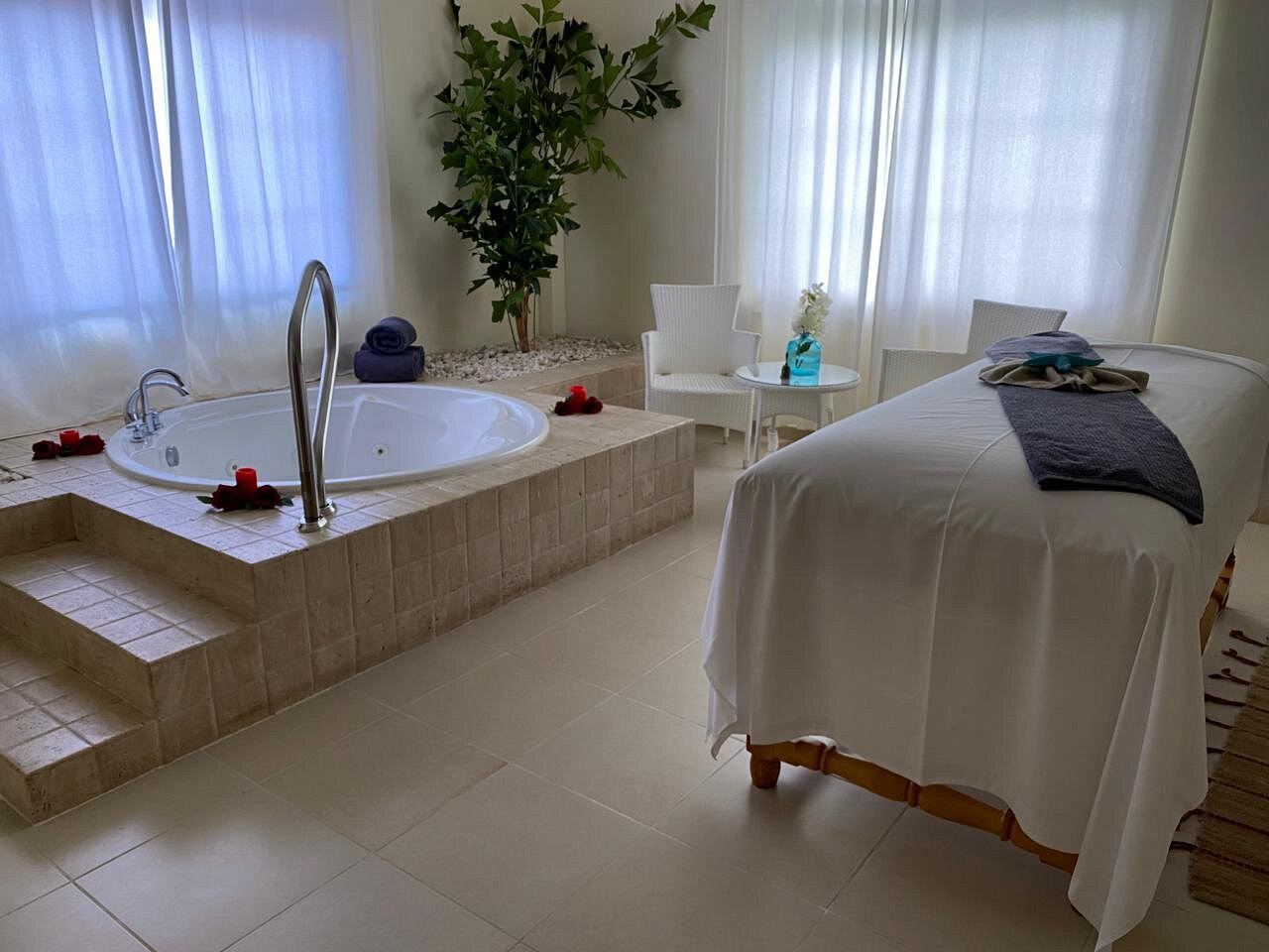 Área de masaje con jacuzzi en Serene Spa Samaná